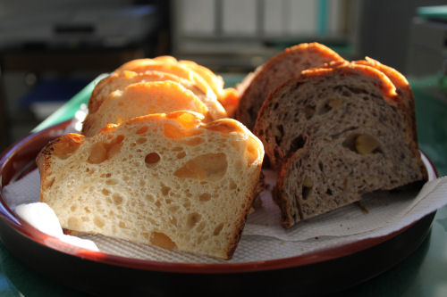 左側がりんごのパン、右側がくるみのパン