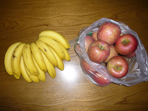 私が買ったバナナとリンゴです