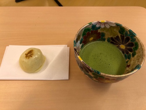 菊の紋様の茶器とススキの焼印の菓子
