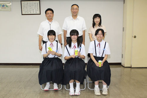 前列左から羽石さん、若色さん、石田さん。後列左から澤村校長先生、私、杉田先生です