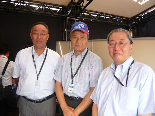 右から（株）モビリティランドの大島裕志社長、福田富一県知事、そして私です