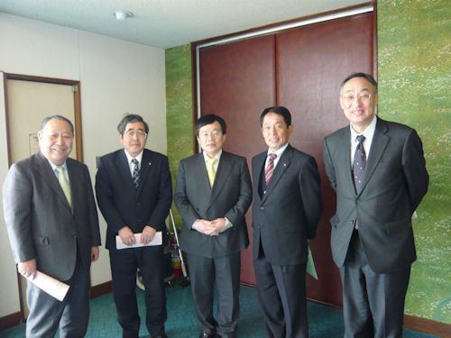写真中央が鈴木宣弘先生です