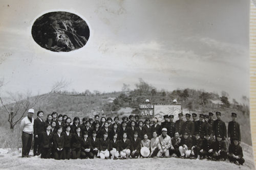 高校生の集合写真。こちらは「日光国立公園八方ヶ原」という看板が写っています