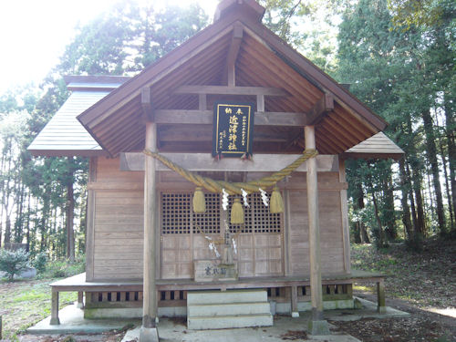 近津神社の社はきれいに建て直されていました