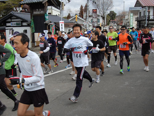 大塚町長さんは、今年３月の城内坂ロードレース大会にも出場しています（益子町提供写真）