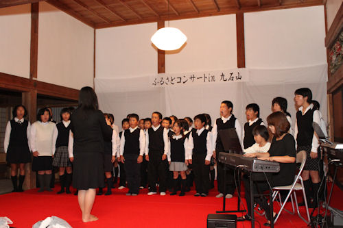 最初に合唱を披露してくれた須藤小学校合唱部