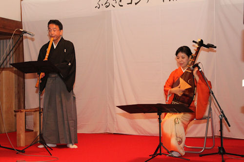 尺八と琵琶の石田ご夫妻。コンサートの最後には全員で「ふるさと」を合唱しました