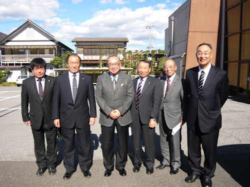 福岡先生（左から３番目）と記念撮影