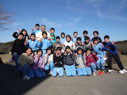 逆川小学校の６年生と記念撮影。別れの季節が近づいています
