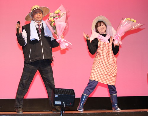 澤村教育長は職員と踊り付きで熱唱