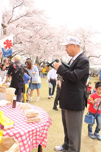 おいしそうなものばかりで迷います（春のうまいもの市）