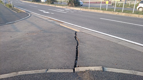 道路には亀裂が入っています