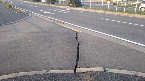 道路には亀裂が入っています