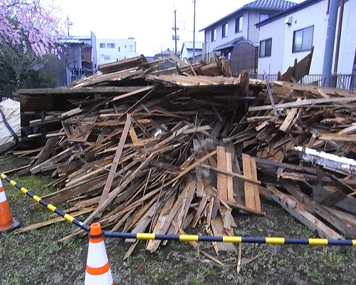 不法投棄現場　　　　　　　　　　　　　　　　　　　　　　　　　　　　　　　　　　　　　　　　　　　(置いた業者を特定し指導、業者が撤去しました）