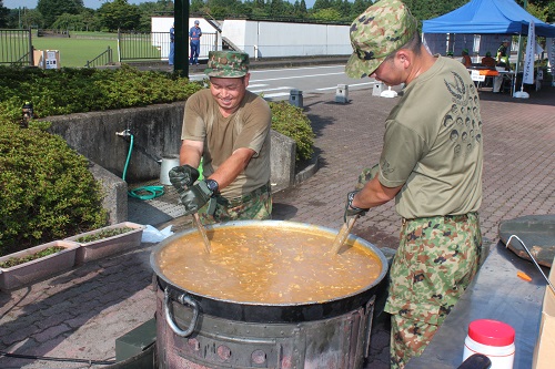 自衛隊職員によるカレーの炊き出し