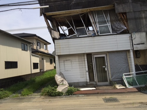 大きく傾いた家屋