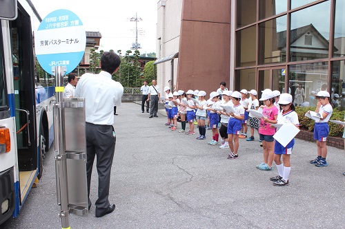 真剣に話を聞く子どもたち