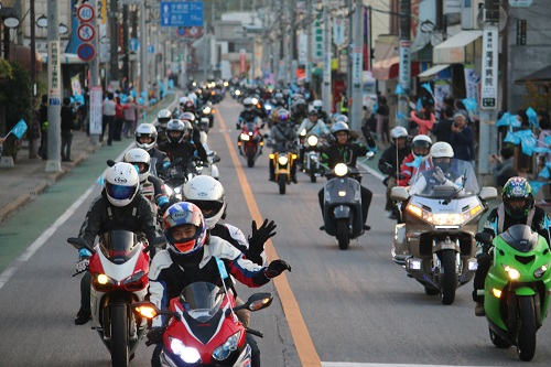 市街地を駆け抜ける1，000台のバイク