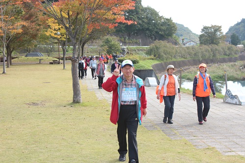 前半は余裕な様子の水沼副町長ピース姿