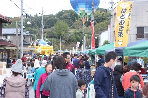 賑わう上横通り