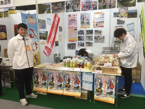 茂木町をPRする若手職員たち