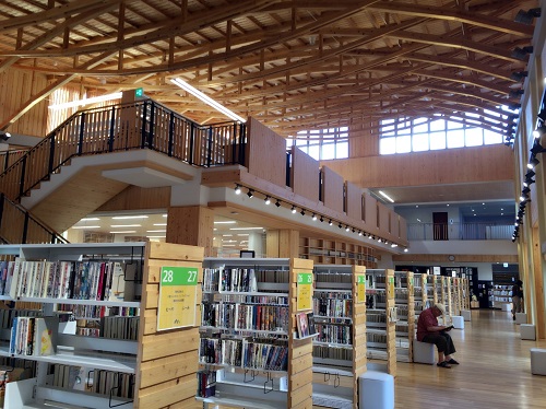 木で造られた温かみのある図書館内部