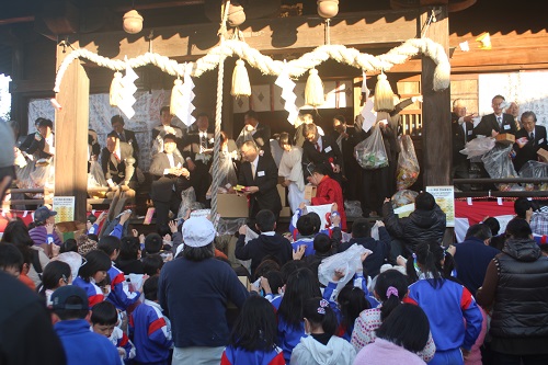 夕方は八雲神社で豆まき