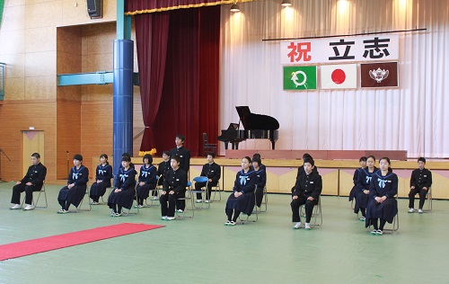 目標に向かって誓いの言葉を述べる逆川中学校2年生