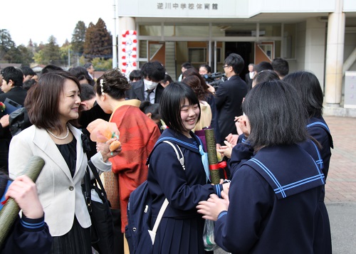 未来に向かって頑張ってください(逆川中学校)