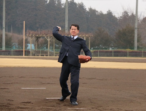 茂木警察署長として新しく着任された千葉署長が始球式を行いました