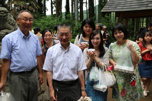 髙岡元県議とツアー客の方々