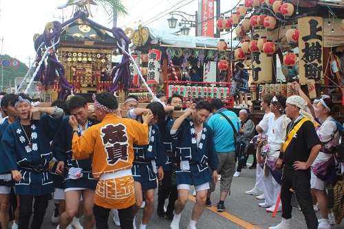 威勢よく担がれるみこし