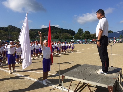 青空の下選手宣誓が響き渡ります