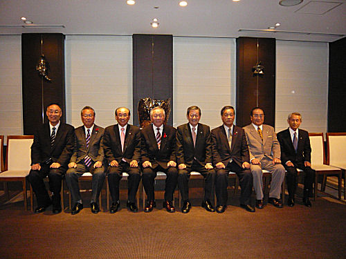 関東町村会は、一都六県と山梨県で構成されています。その代表の首長さん方