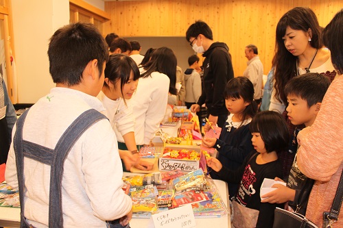 子どもたちによる駄菓子屋も開かれました