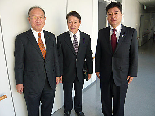 同行してくださった山形県議(右)、谷中町議会議長(中央)、岩崎県議(左)