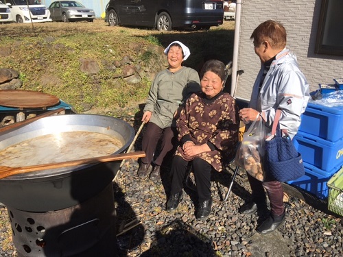 鍋を囲みながら楽しい交流ができました