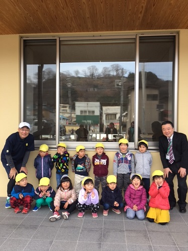 ふみの森もてぎ関館長と、保育園の子どもとたちと一緒に