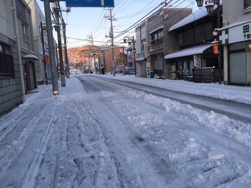 北側の道路は一面のアイスバーンです