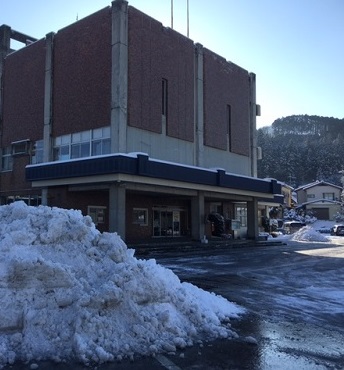 役場前の雪の山