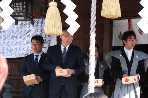 八雲神社で年男の皆さんと豆をまきました