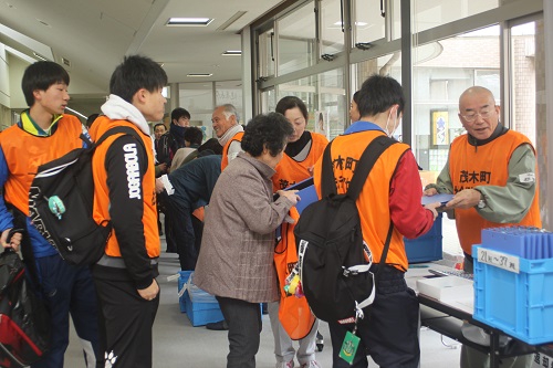 学生さんはじめ、たくさんの方が訓練に参加してくれた