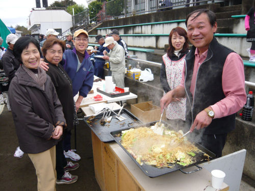 開会式が終了すると、さっそく焼きそばを焼く榎本町公民館