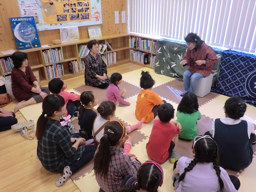 ふみの森もてぎ内「子ども図書室ゆずもんち」でのおはなし会