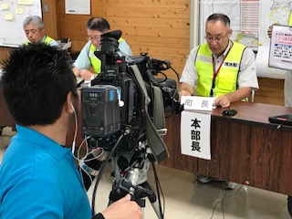 緊急生放送の様子