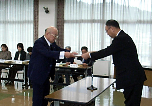 代表で委嘱状を受け取る工藤委員