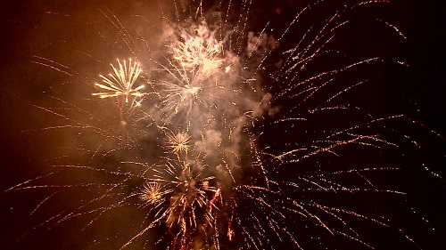 澄んだ夜空に咲く花火は見応えがあります