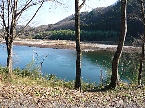 眼下に那珂川が流れる風光明媚なところです