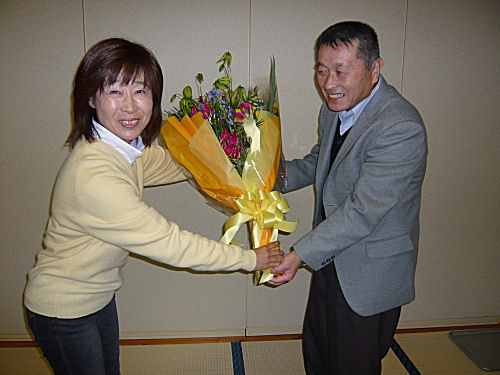 「おめでとうございます」　「いやいや照れます」
