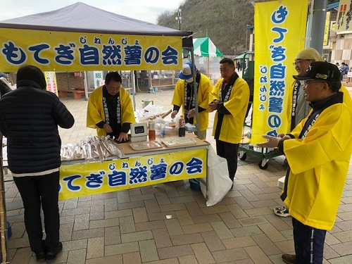 道の駅デビューした「もてぎ自然薯の会」の皆さん